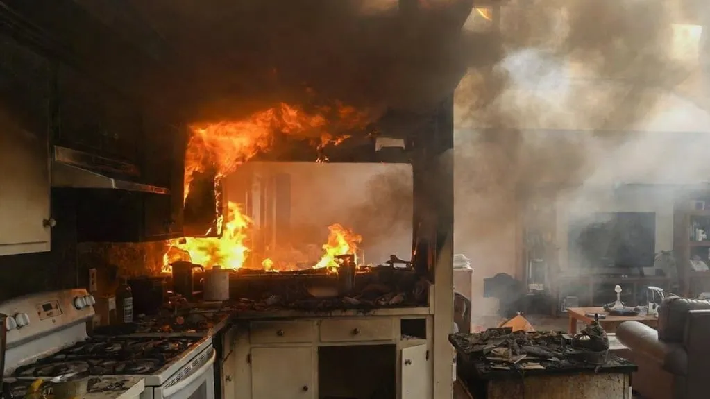 Niet de waterkoker of de broodrooster: welk apparaat je wél moet loskoppelen bij onweer